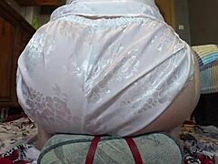 Ρωσίδα MILF με μεγάλα βυζιά χρησιμοποιεί δονητή και κουνάει το ζουμερό μουνί της σε ένα σπιτικό βίντεο αυνανισμού