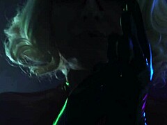 Arya Grander, a latexbe öltözött domináns, halloweeni fétis szexre csábítja a hangos ASMR képességeivel