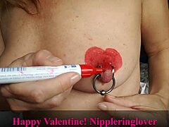 Amatør MILF med store brystvorter giver et kinky Valentines Day-show