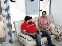Латиноамериканка с большой задницей мстит своему мужу за крем-паузу с его лучшим другом