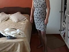 Oudere stiefmoeder in lingerie geeft stiefzoon een les over exhibitionisme in een motel