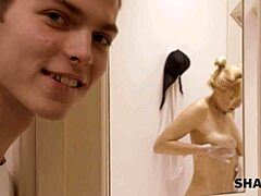 Seorang wanita dewasa Rusia menggoda seorang wanita nakal dengan alat kelaminnya yang dicukur di kamar mandi
