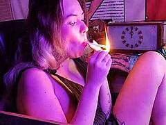 Zrelá nevlastná sestra sa oddáva fajčeniu fetiša