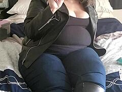 Abby, una bella donna grassa dilettante, mostra il suo feticismo per il fumo in pelle