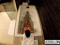 Језебелл Бондс соло видео за време купања