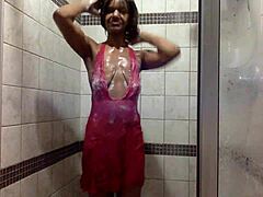 Ebony MILF tager et vådt og vildt brusebad med lyserøde lace trusser