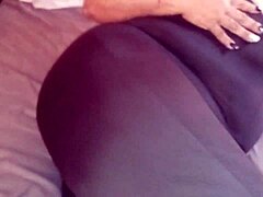 Баба-МИЛФ показва големия си задник в бодисуит