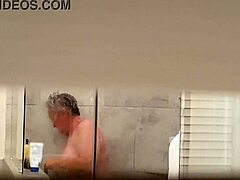 Vista voyeurística de una sesión de ducha de vecinos maduros