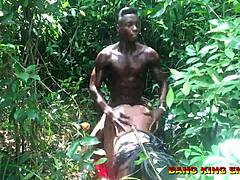 Жесткий секс с мачехой в африканском лесу