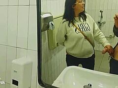 Une latina aux gros seins se fait baiser par un inconnu dans une salle de bain publique