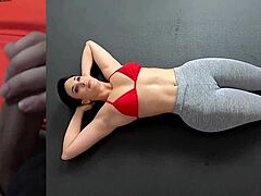 Atletska fitnes modelka postane perverzna z velikimi zadnjicami in analnimi vajami