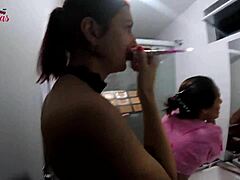 Joy Cardoso, uma mulher madura, usa maquiagem durante uma gravação no Club da Pernocas