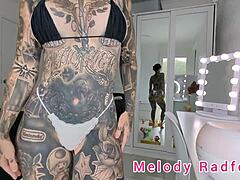 Melody Radford, seorang wanita transgender yang cantik, mencoba bikini mikro dan tali renda
