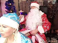 Eşi diz çöküyor ve Noel Baba kızı süper gerçek ev yapımı videoda