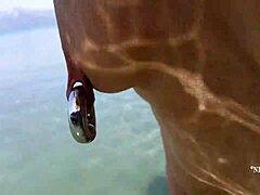 沙上一个性感的业余自制视频,她穿着极端的穿孔和换戒指