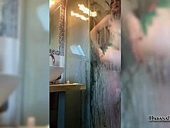 Video van zelfgemaakte masturbatie van een meisje met een grote kont onder de douche