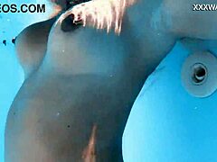 Lisi Kitty, eine russische Milf, nimmt es in der Dusche mit ihren riesigen Brüsten