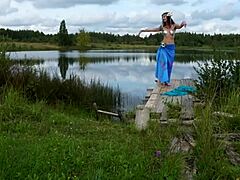 Vrouw in bikini danst op het meer
