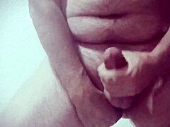 Tässä fetissivideossa anaalilelun pelaaminen johtaa kuumiin siemensyöksyihin