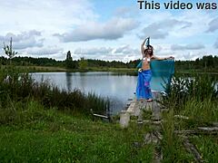 비키니 입고 호수에서 춤추는 여자