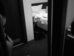 Anna, een Russische milf, geeft een grote lul een pijpbeurt in een hotelkamer