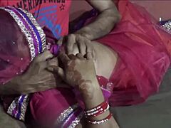 Mlada indijska žena uživa v trdem seksu in fafanju v domačem porno filmu