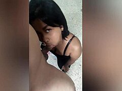 Una morena amateur monta a un joven con un gran culo en estilo perrito