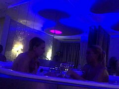Две блондинки участвуют в горячей лесбийской сцене в ванной
