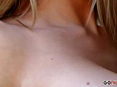 Une MILF blonde aux gros seins montre ses incroyables compétences orales dans une vidéo torride