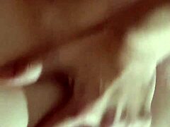Βίντεο POV μιας ώριμης γυναίκας που απολαμβάνει πρωκτικό και κολπικό παιχνίδι με ένα πώμα ουράς μονόκερου