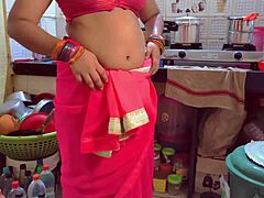 Eine indische Stiefmutter wird von ihrem Stiefsohn gefickt und geblasen