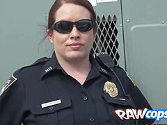 Interracial trekant med vakre tykke kvinnelige politifolk og en stor penis