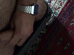 Seorang pria seksi dari Iran dengan penis besar menjadi nakal di depan kamera