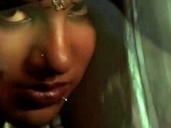 Индийская грудастая мама становится непослушной на танцполе в софткорном видео