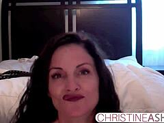 Christineash, dívka z webové kamery, předvádí svá velká prsa v strap-on masturbačním videu