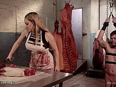 Kinky clip laat milf slager pegging leverancier met dildo zien