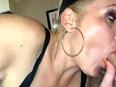 Jenna Jaymes partage son corps corsé avec un fan chanceux pour une action chaude