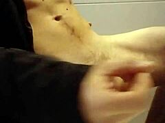 Un uomo brasiliano penetra profondamente nella fitta figa di Roludo con il suo grosso cazzo