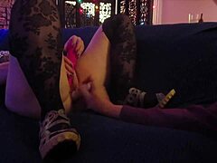 Steffis, rödhårig hotwife, gör en hemmagjord fitta dans i lila