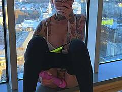 Egy tetovált nő ujjaival élvezi magát, és intenzív orgazmust él át, miközben barátait meglátogatja
