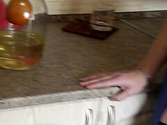 Frina, a ribanc anya harisnyában és magassarkúban megosztja otthon készített narancskrémes receptjét