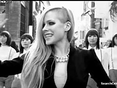 Avril Lavigne, en berømt pornostjerne, viser frem sine store bryster