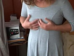 Amatør latina med store bryster viser dem frem i en samlingsvideo