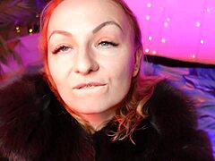 Aryana Granders fetich for læber og pels i en dampende video