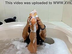 Eine MILF genießt Fußfetisch in einer dampfenden Whirlpool-Session
