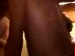 Femmes mûres se baissent et se salissent dans une vidéo amateur remplie d'anal
