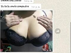 Une shemale colombienne aux gros seins connaît un orgasme intense dans une vidéo
