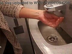 Matka z ostrymi piercingami uprawia seks w publicznej toalecie w samolocie