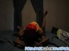Ебаниц трава показује своју отворену пичку у стварном порно видеу