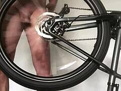 En moden amatør deltager i hård analsex på et fladt cykelhjul